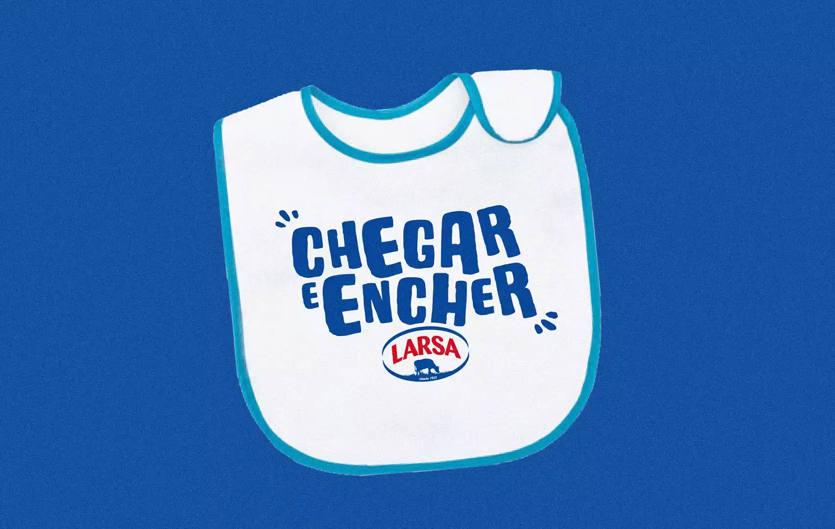 Babero Larsa, blanco, con el texto chegar e encher sobre fondo azul