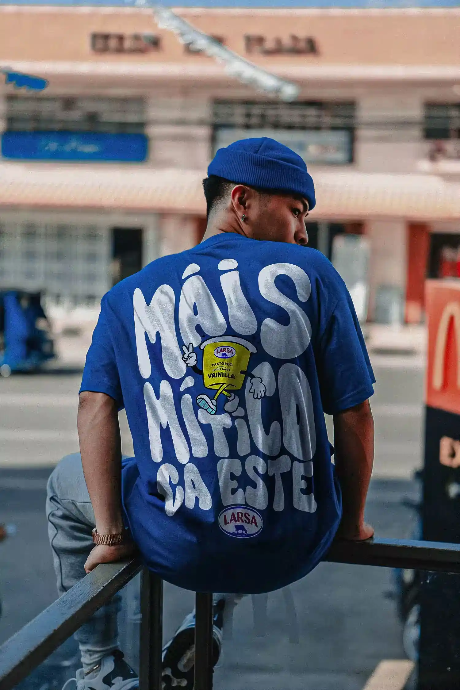 Chico joven vestido con una camistea de Larsa azul