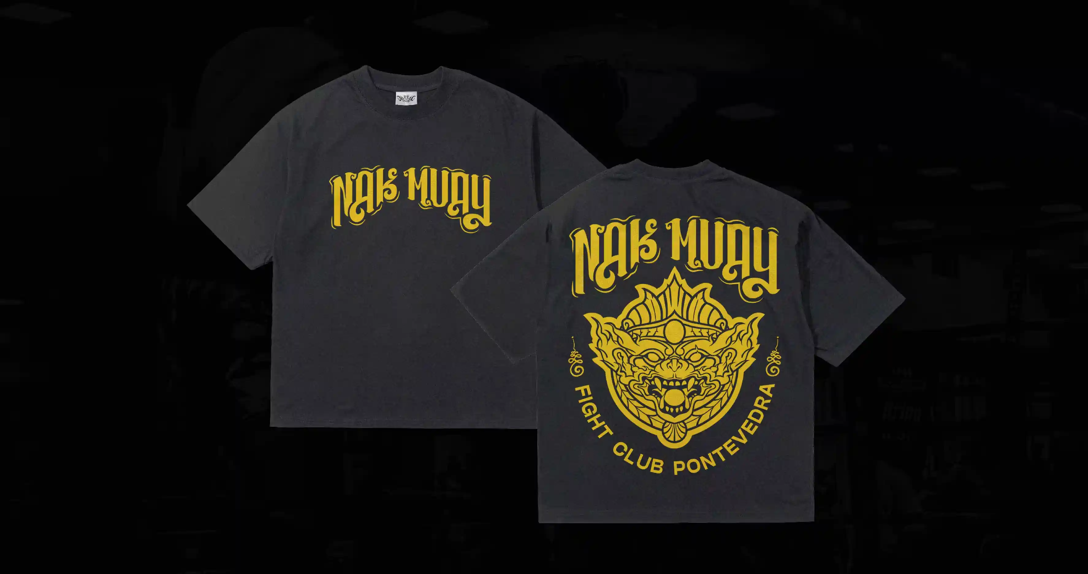 Camisetas negras, mostrando la parte frontal con el logotipo en amarillo y la trasera con el imagotipo en amarillo