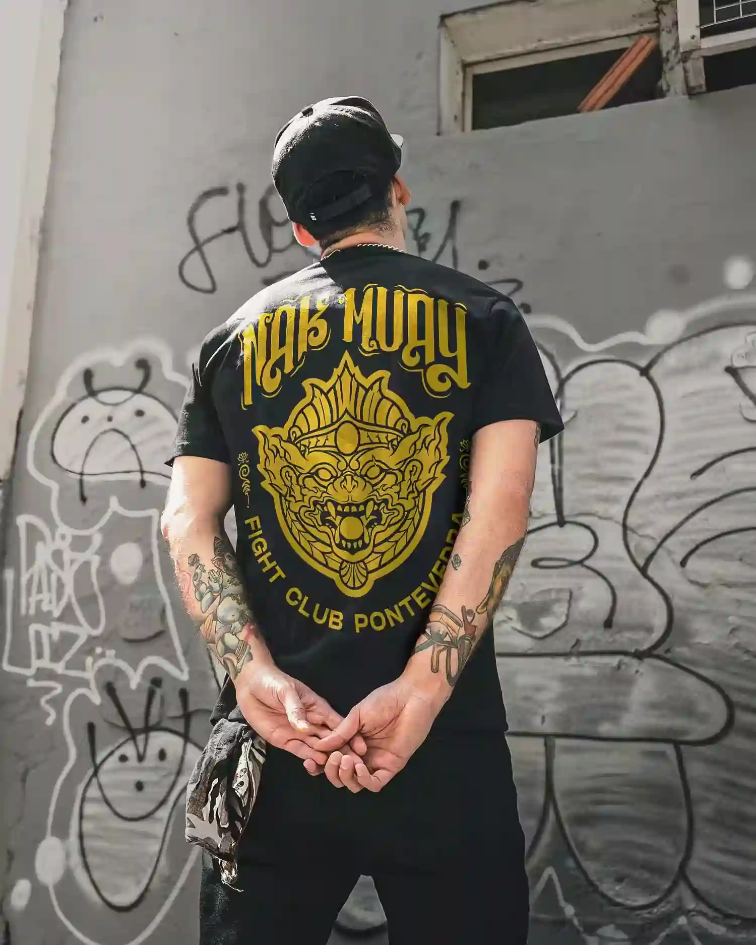 Chico vistiendo la camiseta de Nak Muay de espaldas