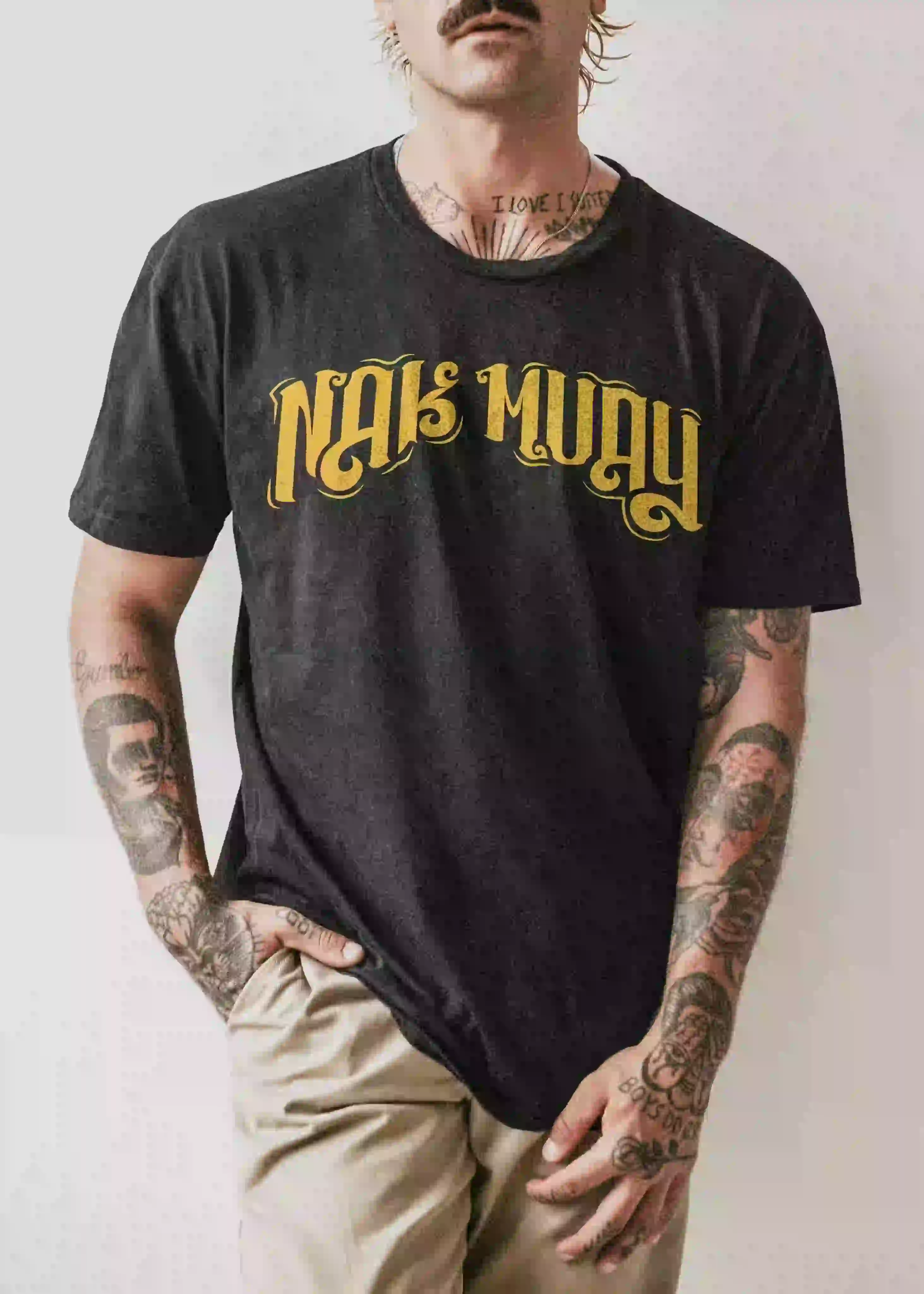 Chico vistiendo la camiseta de Nak Muay de frente