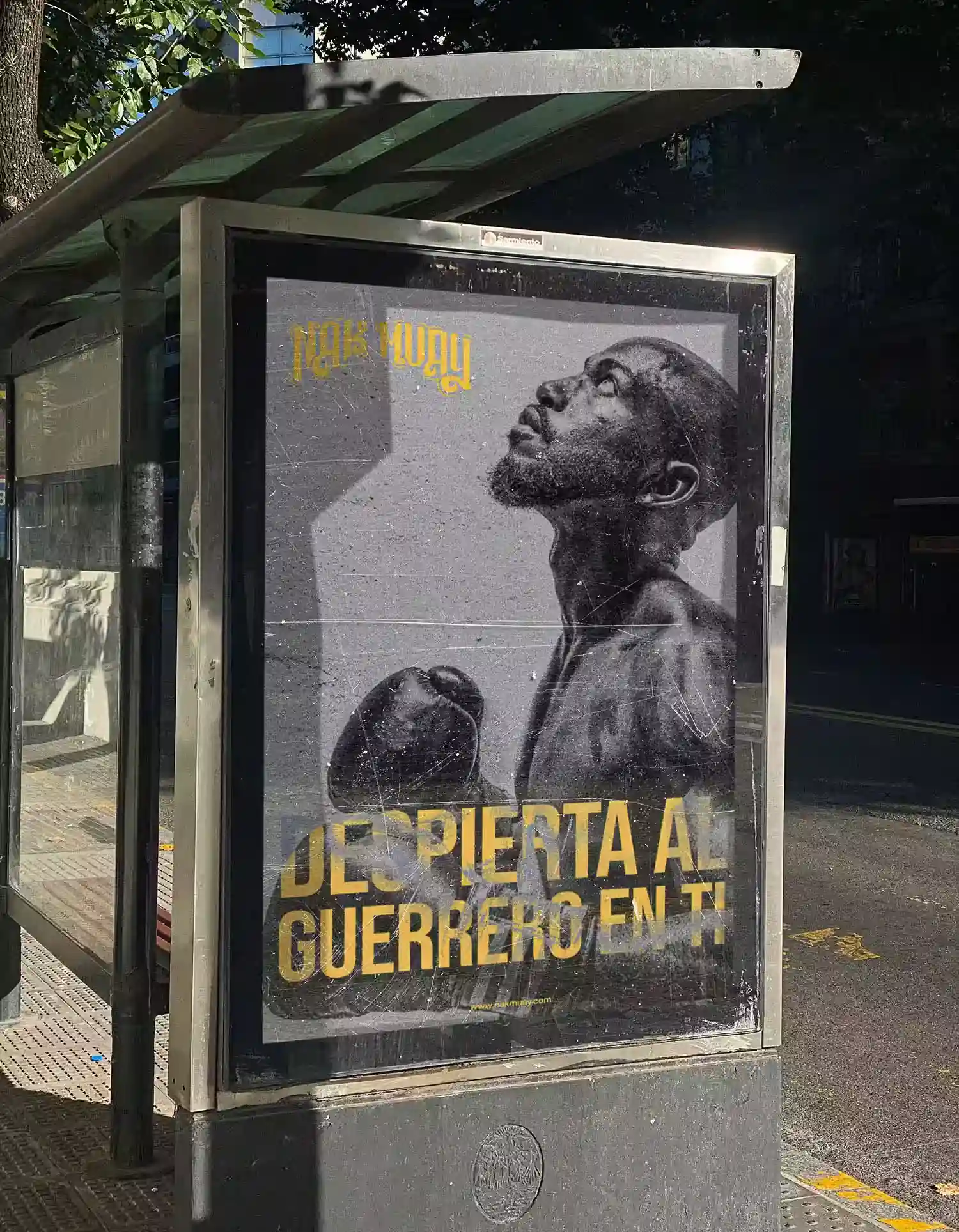 Mupi con cartel de Nak Muay