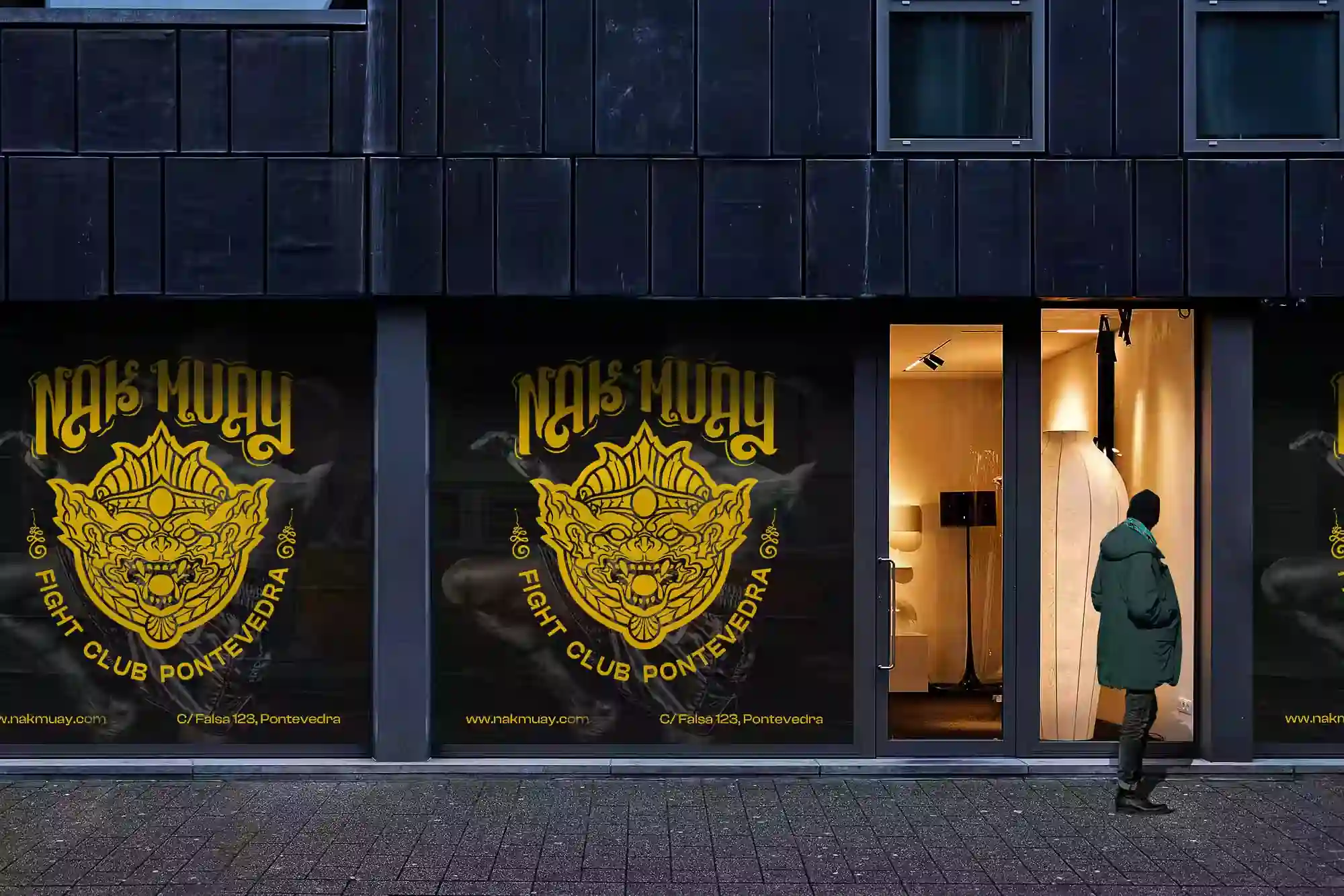 ventanas del club Nak Muay con la identidad gráfica