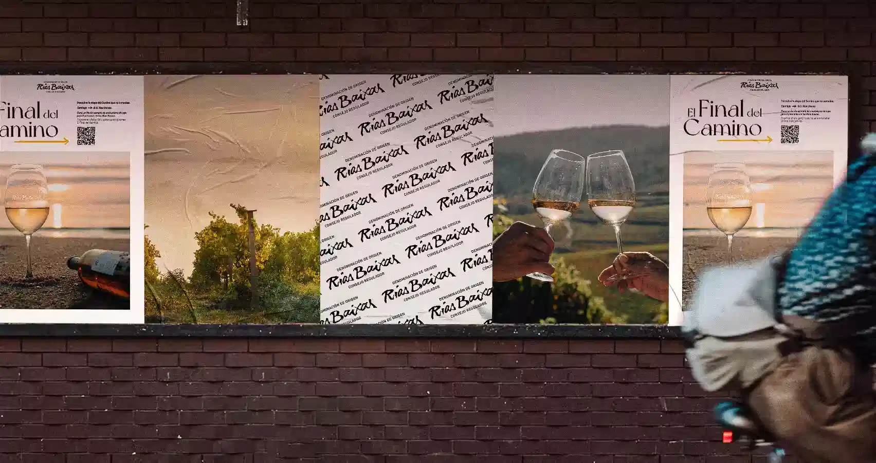 Mural de la D.O. Rías Baixas sobre un muro en una acera urbana