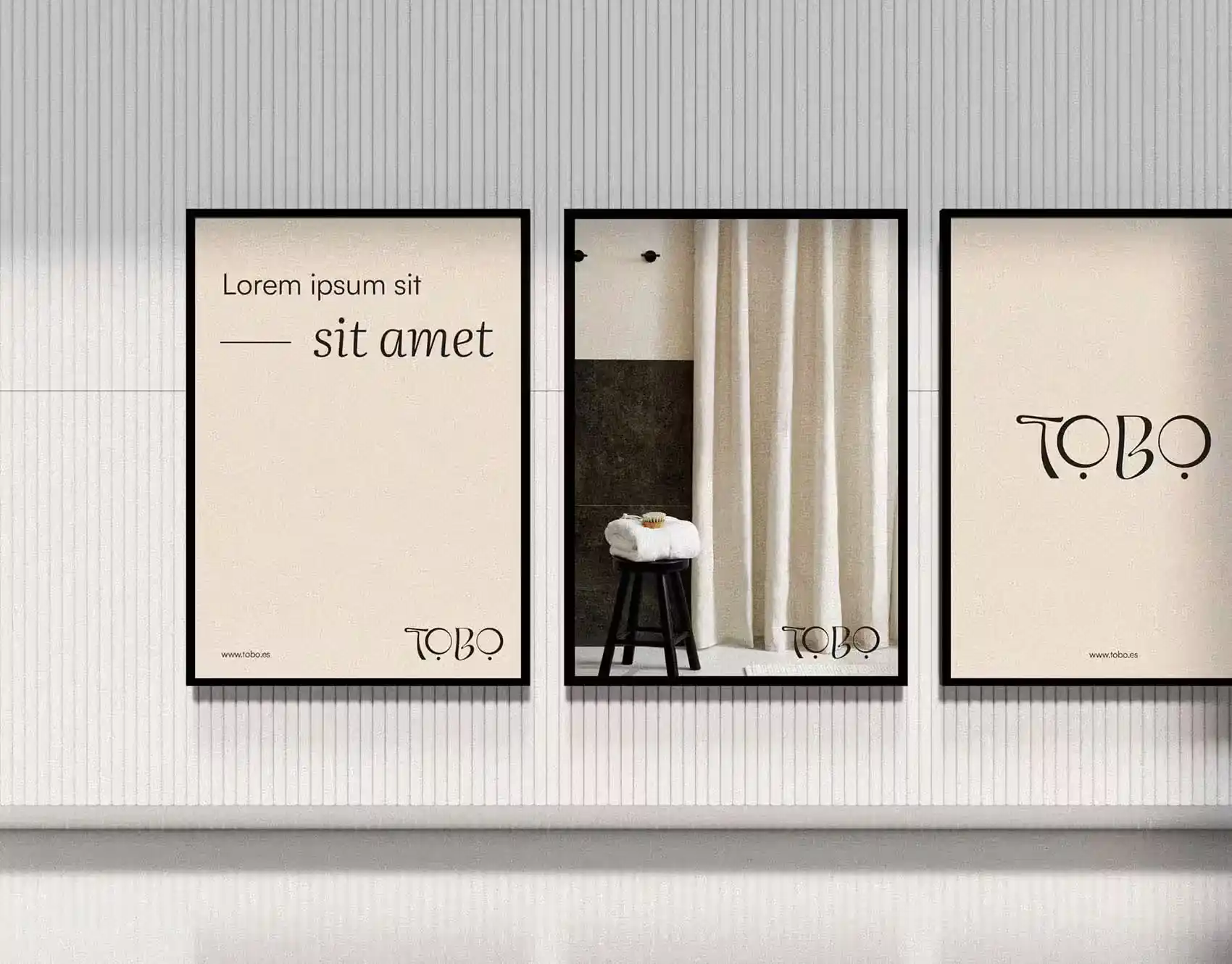 Mockup de tres carteles urbanos con la gráfica de Tobo