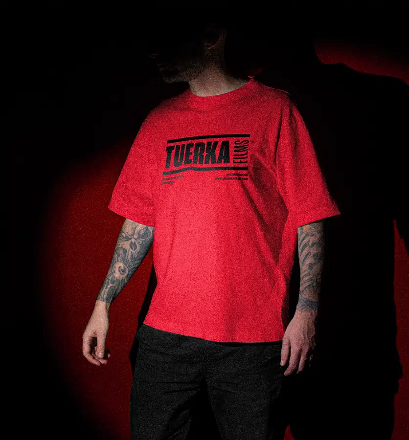 Persona joven con camiseta roja de La Tuerka Films