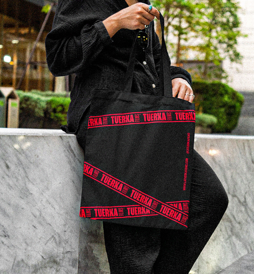 Joven llevando una totebag negra de La Tuerka Films