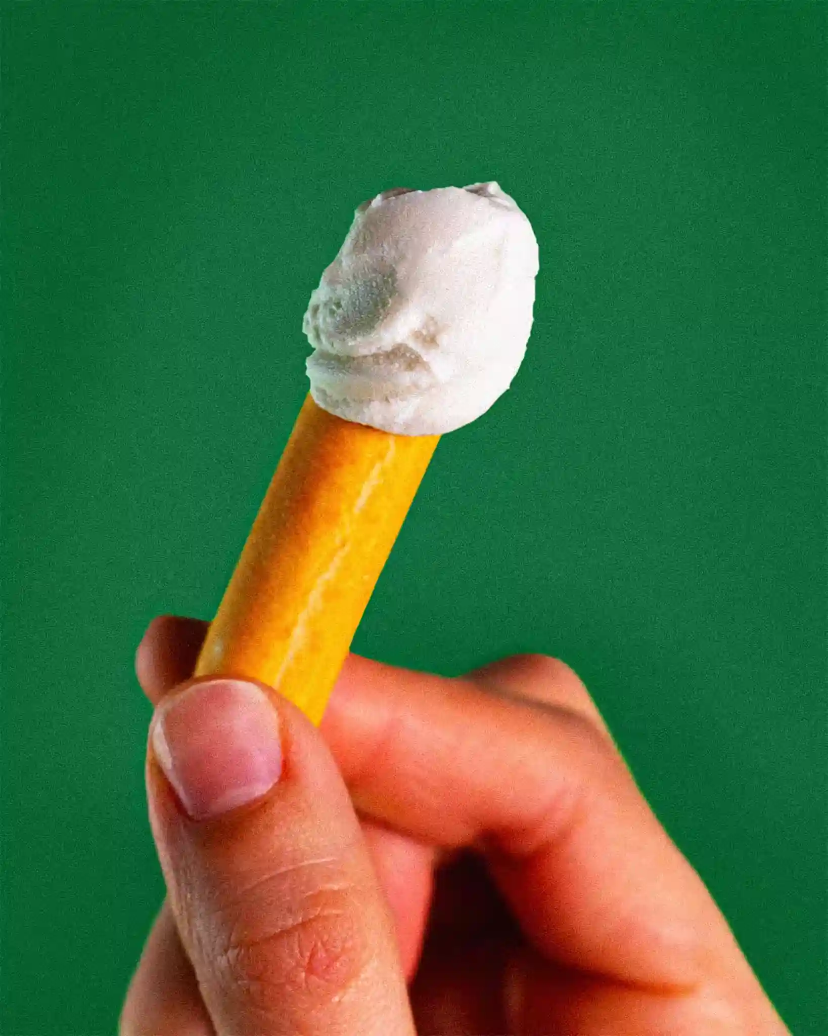 Mano sujetando un snack de pan con crema Vegetánea