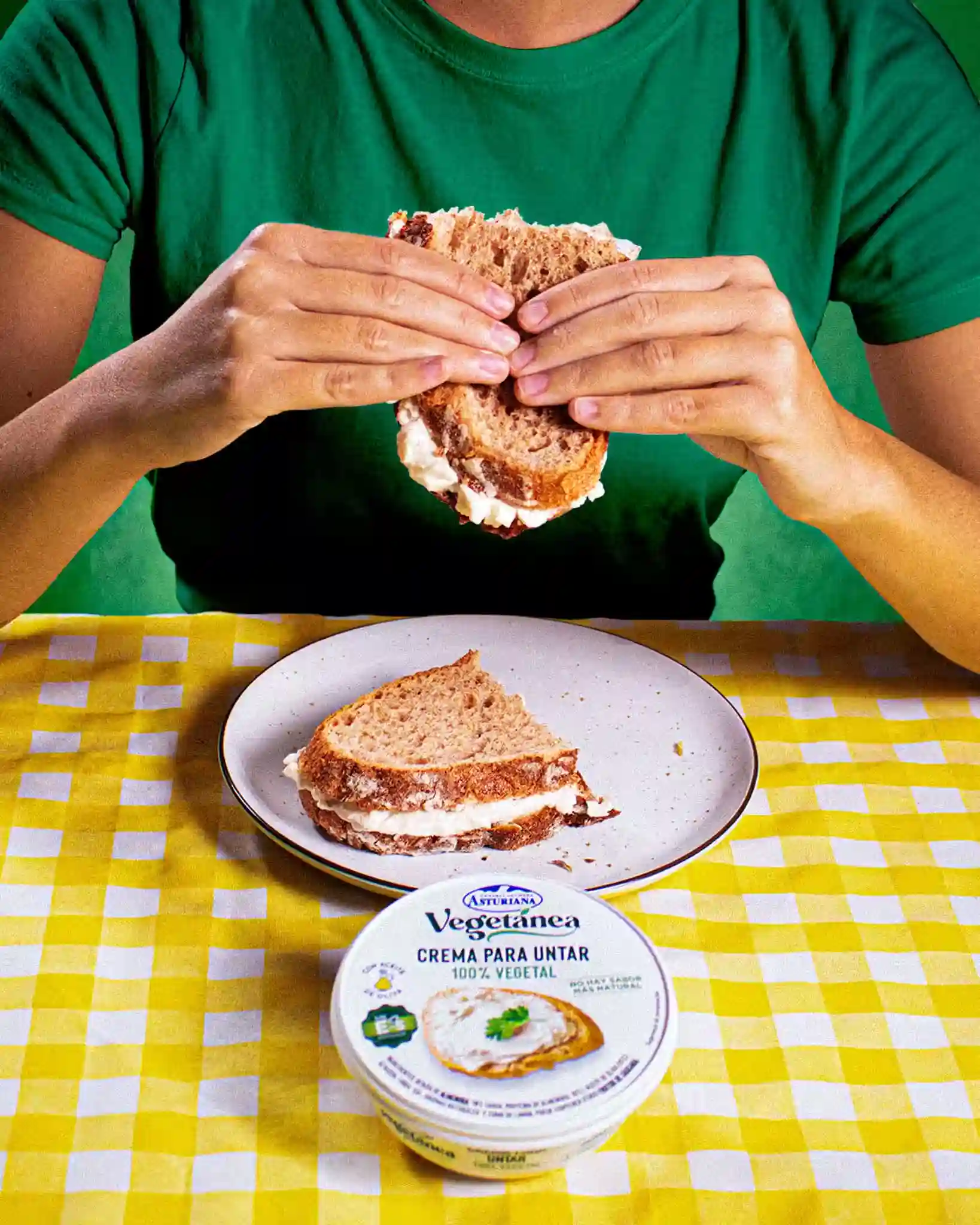 Mujer sujetando un sandwich elaborado con ingredientes vegetánea